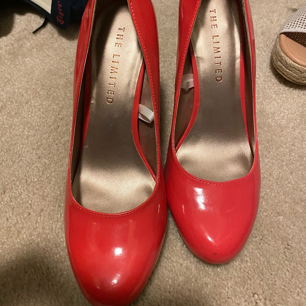 The Limited Coral Round toe pump size 9